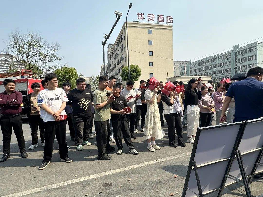 Firefighting practical exercises are conducted in enterprises to build a strong safety firewall